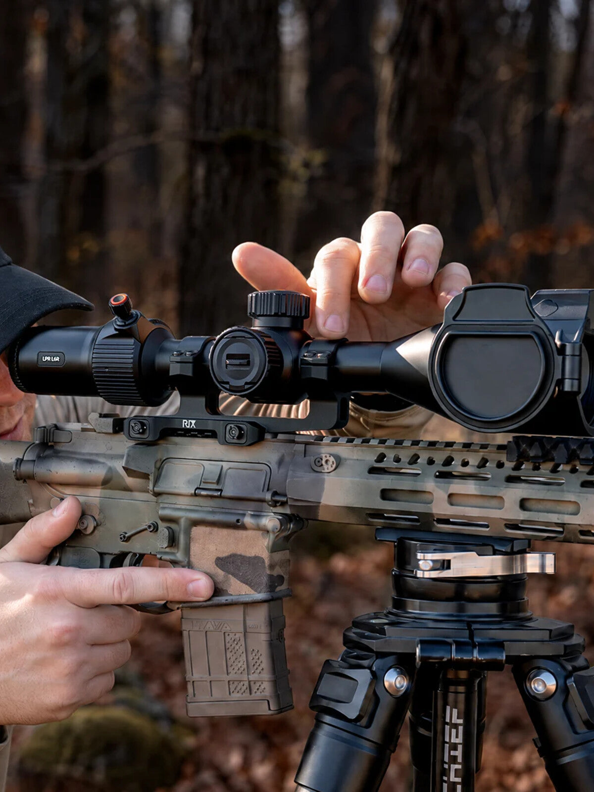 RIX LPR L6R mounted on a rifle, hunter adjusting the scope
